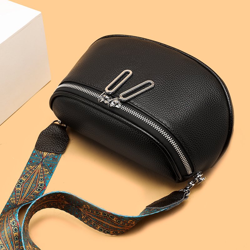 Elegant Leather Crossbody Bag with Adjustable Strap 