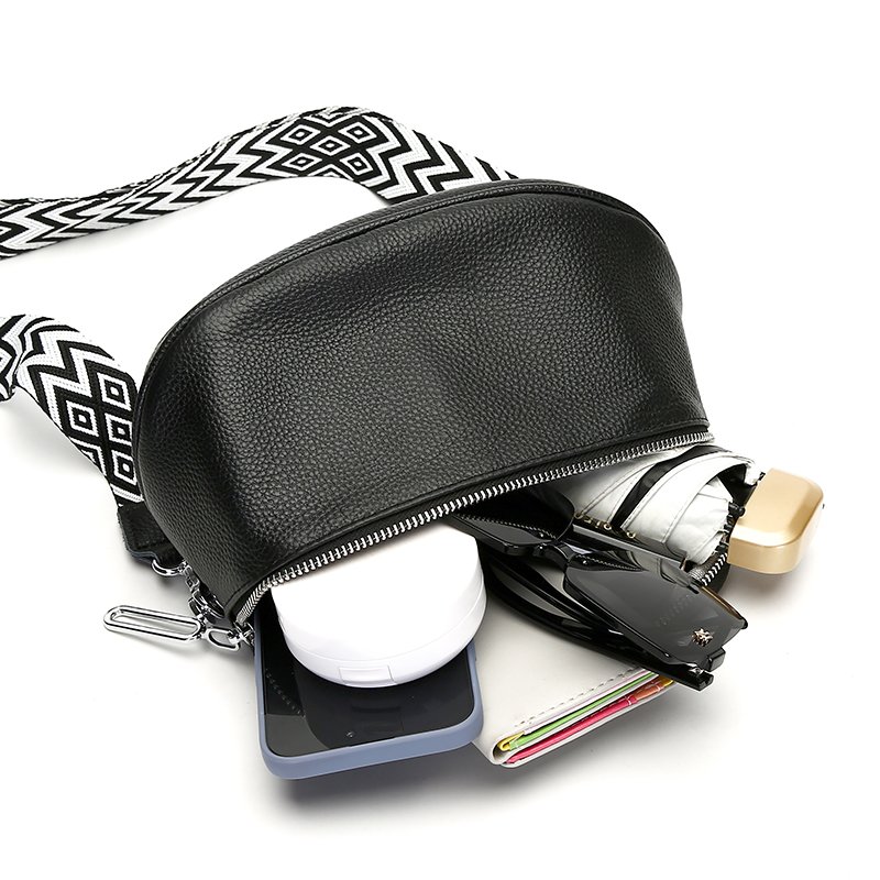 Elegant Leather Crossbody Bag with Adjustable Strap 