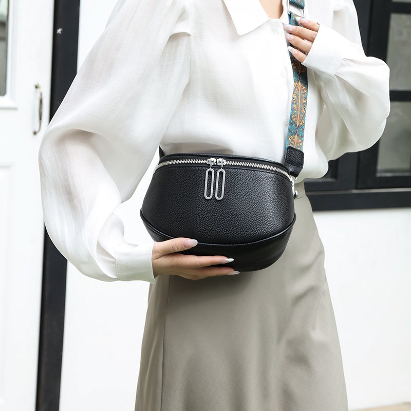Elegant Leather Crossbody Bag with Adjustable Strap 